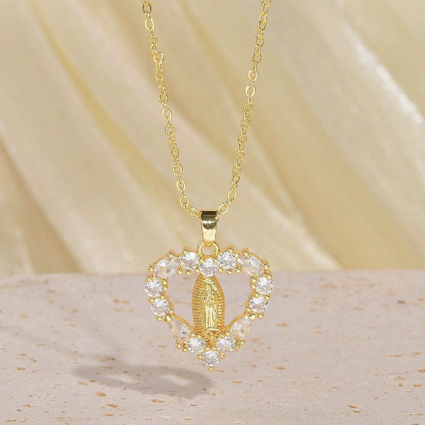 Lănțișor Sfintit cu Fecioara Maria – Ocrotire și Credință (Placat Aur 18K)