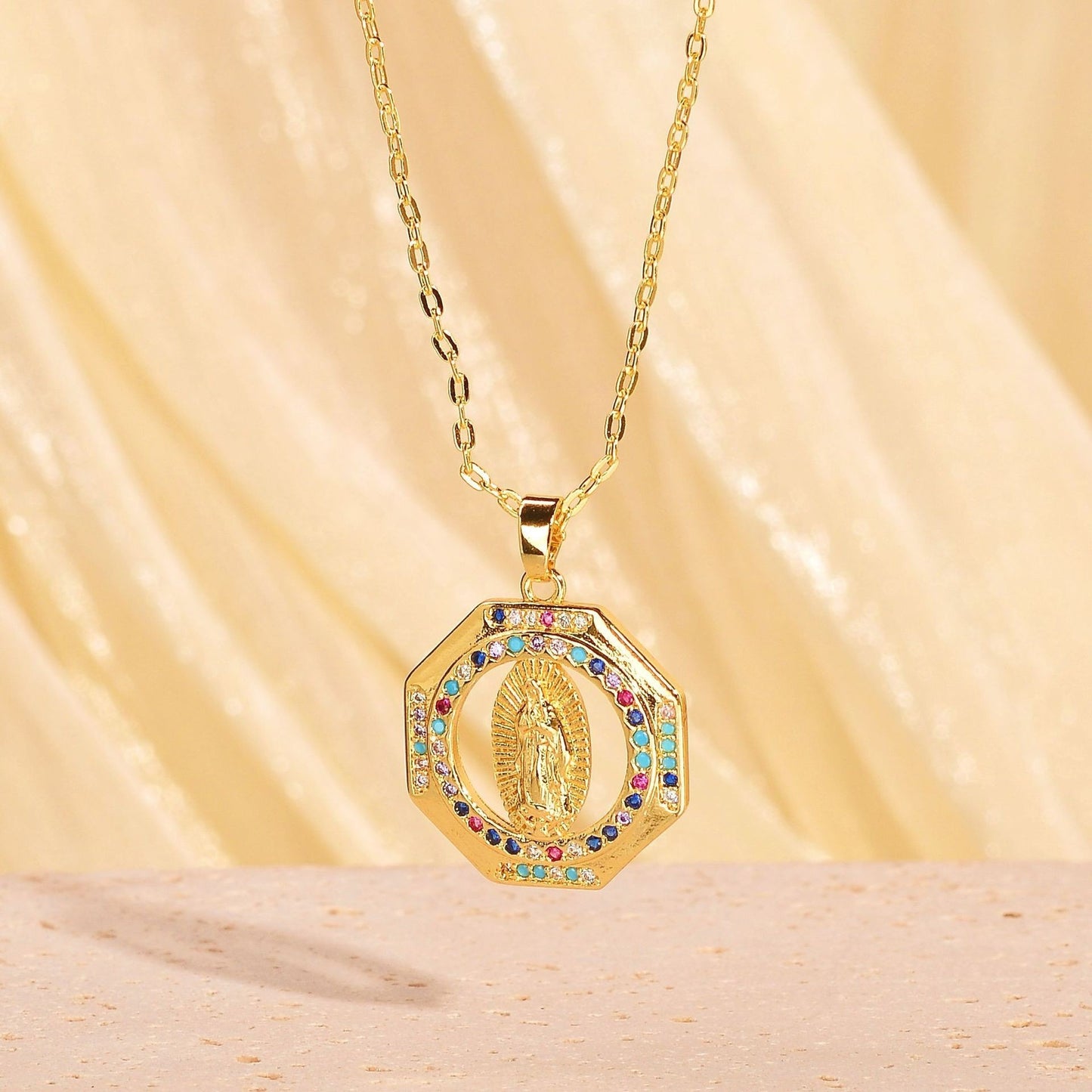 Lănțișor Sfintit cu Fecioara Maria – Ocrotire și Credință (Placat Aur 18K)