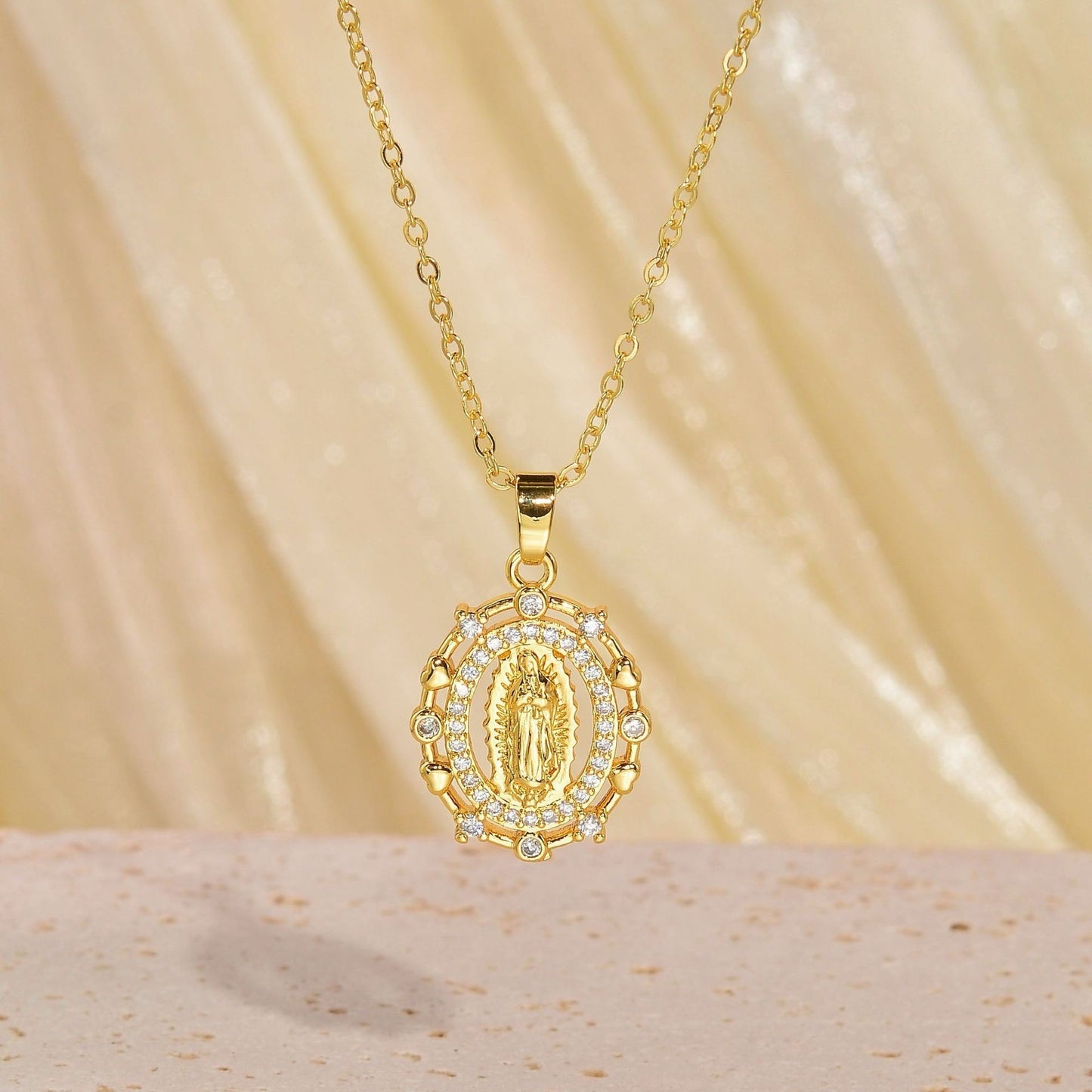 Lănțișor Sfintit cu Fecioara Maria – Ocrotire și Credință (Placat Aur 18K)